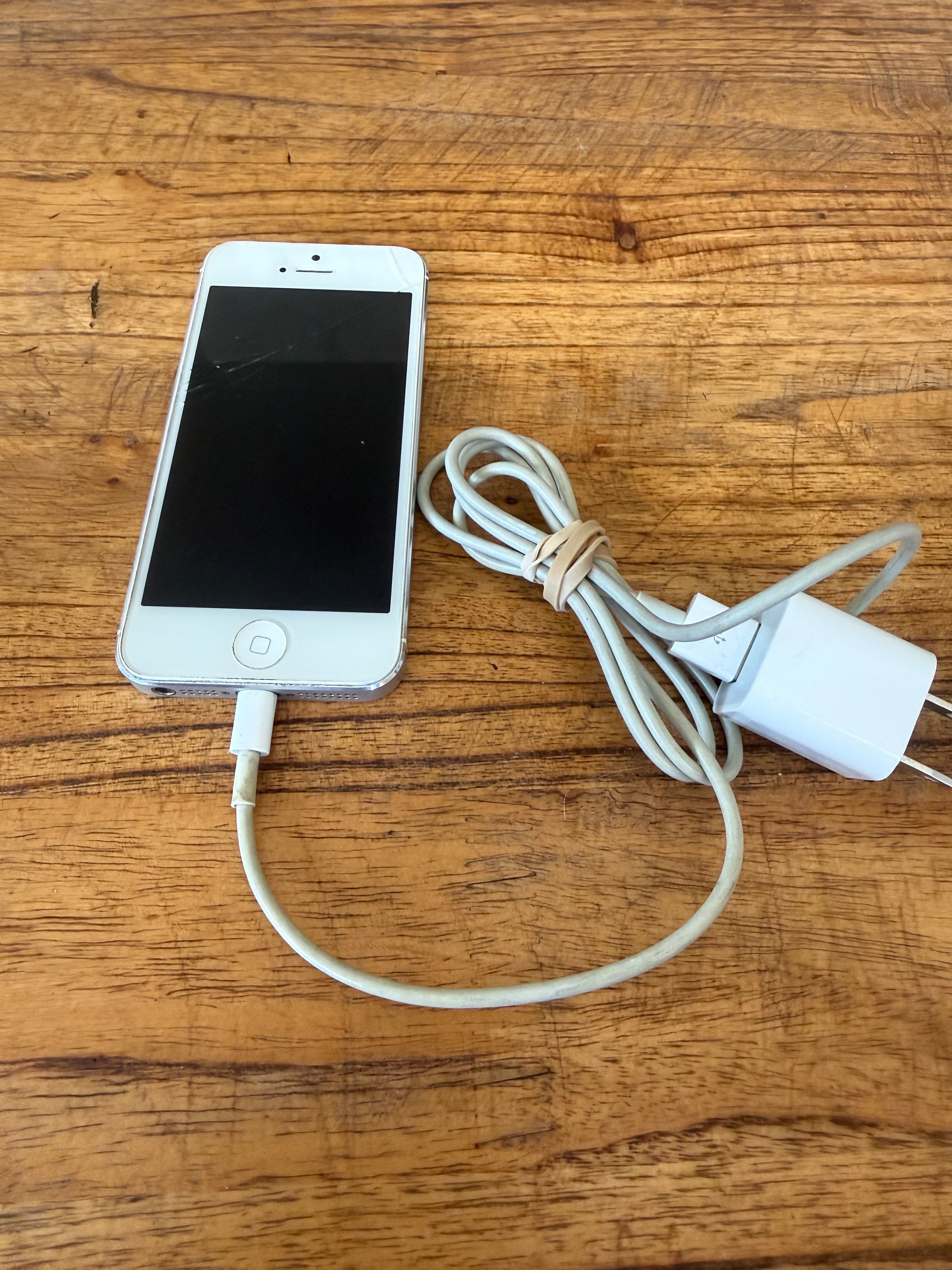 Apple iPhone 5 16GB with Charger — Cracked Screen (Model A1428)